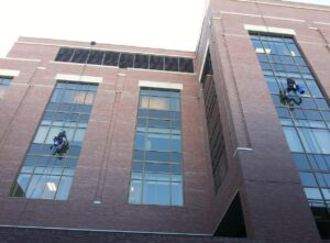 Védelmi eszközök a magasban: hogyan védjük magunkat a leeséstől?