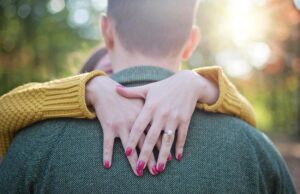 Az eljegyzési gyűrű kiválasztása: gyémántok és egyebek